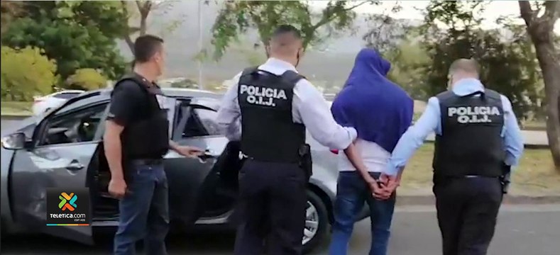 tn7-Autoridades-allanan-casas-de-policías-sospechosos-de-robo-de-armas-030321