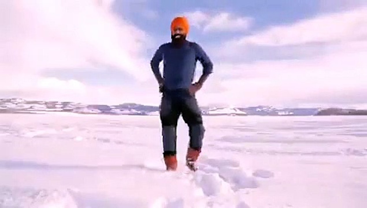 Viral Video: कोरोना वैक्सीन की पहली डोज लगवाने के तुरंत बाद यह शख्स पहुंच गया बर्फ से जमी झील पर, देखिए फिर क्या हुआ