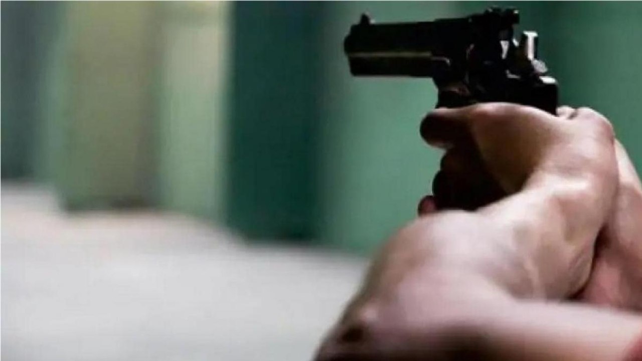 Clash between miscreants, girl student injured