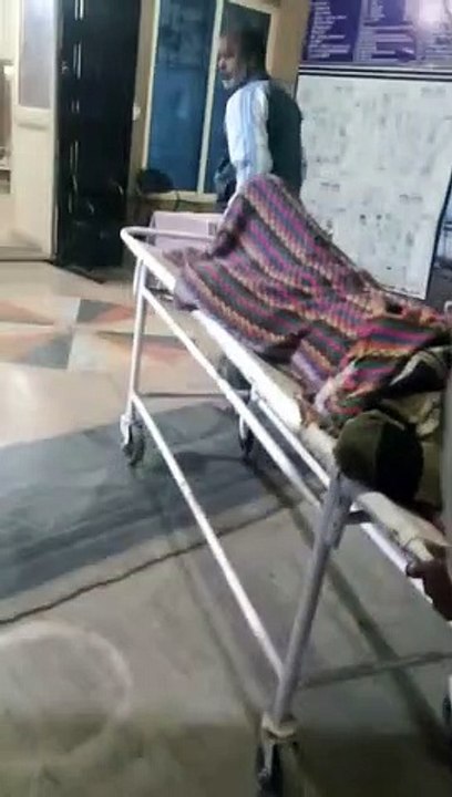 गड्ढे में गिरने से एक घायल