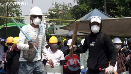 شاهد: المتظاهرون في ميانمار يحرقون إطارات العجلات ويلصقون لافتات العسكريين على الأرض لوقف الشرطة