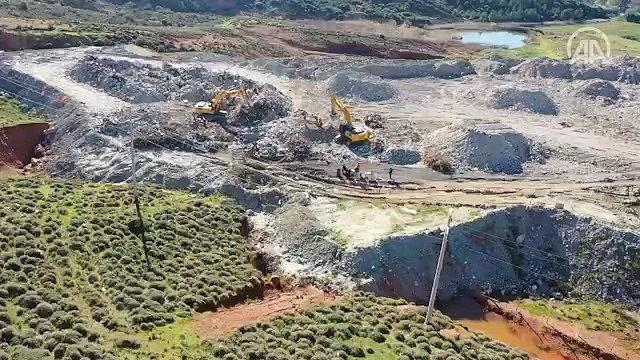 İzmirli depremzedelerin eşyaları için moloz yığınları arasında hassas çalışma yürütüyorlar