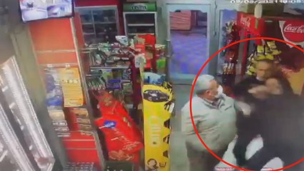 Boğazına bıçak dayayan husumetlisinden markettekiler kurtardı