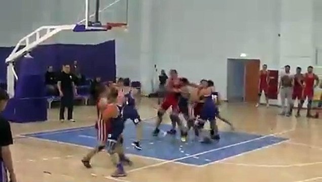 Le rebol un sport russe mélangeant lutte et basket-ball