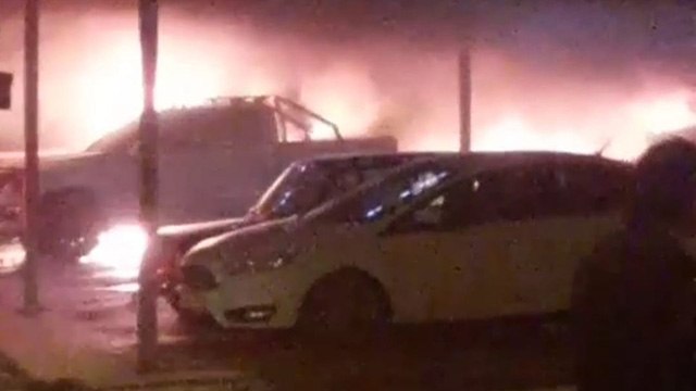 Oto galeride yangın çıktı lüks otolar alev alev yandı