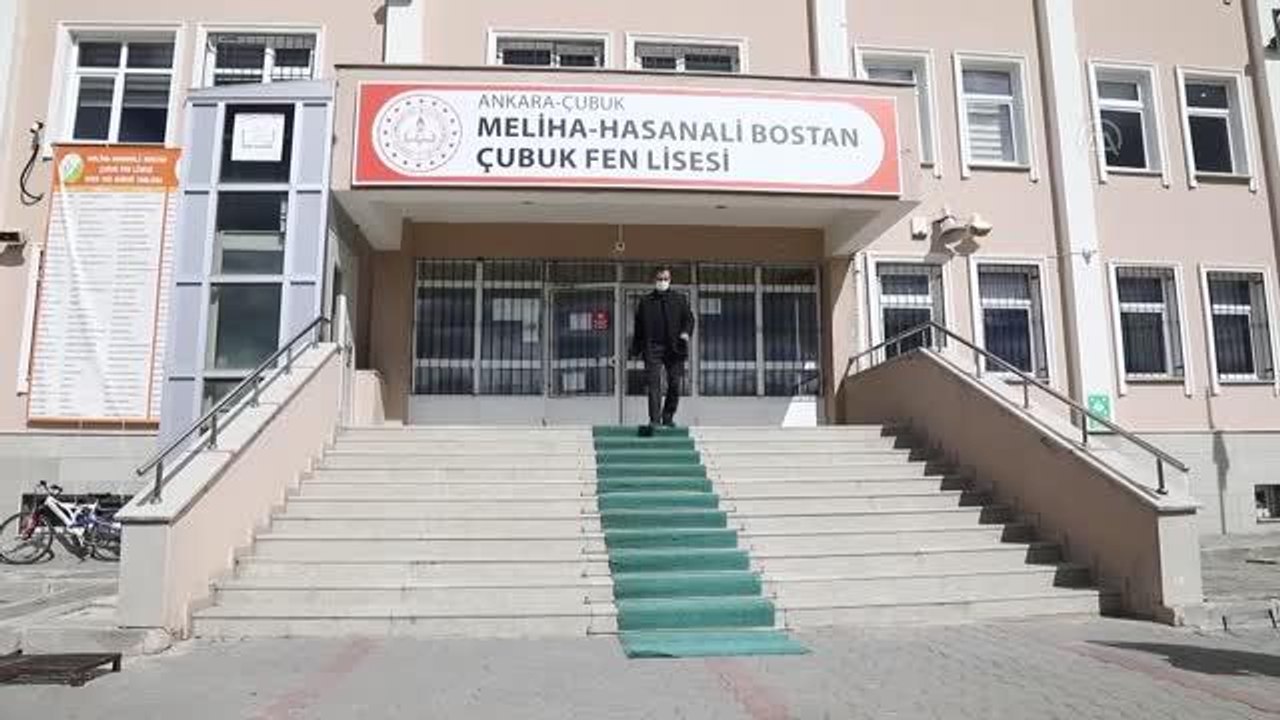 KOVİD-19 HASTALARI YAŞADIKLARINI ANLATIYOR - Annesi, babası ve ağabeyi Kovid-19'dan ölen okul müdürü, hastalığı atlattığına sevinemedi