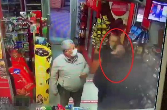 Markette, boğazına bıçak dayayan husumetlisinden müşteriler ile çalışanlar kurtardı
