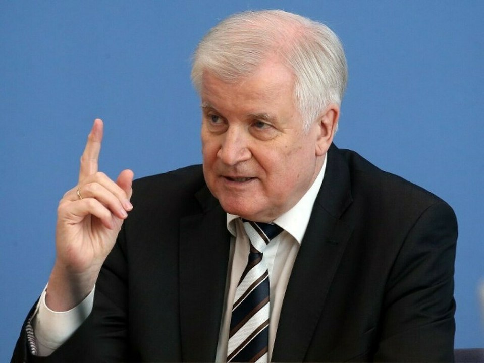 Horst Seehofer plant Ausweispflicht für WhatsApp und Co.