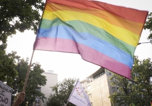 L’UNEF réclame en écriture inclusive des protections périodiques… dans les toilettes des hommes