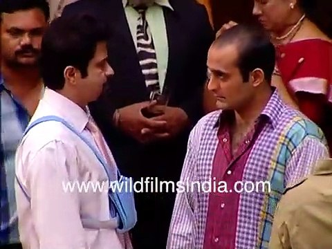 Akshay Khanna smokes on sets of Salaam-E-Ishq _ Anil Kapoor, Govinda, Juhi Chawla, Ayesha Takia