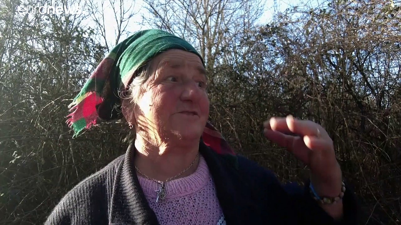 Étrange phénomène en Croatie : une centaine de trous géants apparaissent dans le paysage