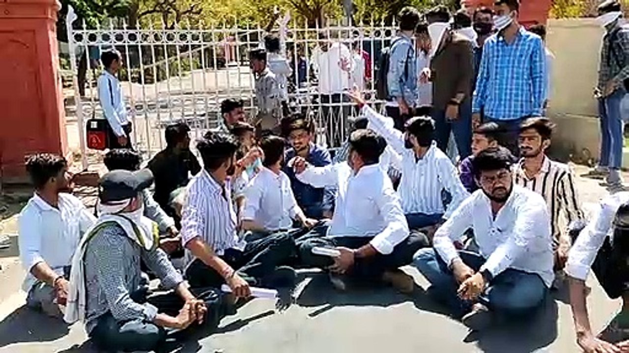 विद्यार्थियों की समस्याओं  का निवारण नहीं होने पर छात्रों का प्रदर्शन
