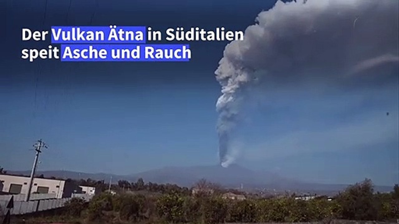 Ätna spuckt Rauch und Asche