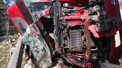 KOCAELİ - Yan yola devrilen hurda yüklü tırın sürücüsü yaralandı