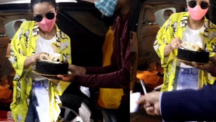 Shraddha Kapoor ने ऐसे काटा Birthday Cake, Media संग मनाया Birthday |FilmiBeat