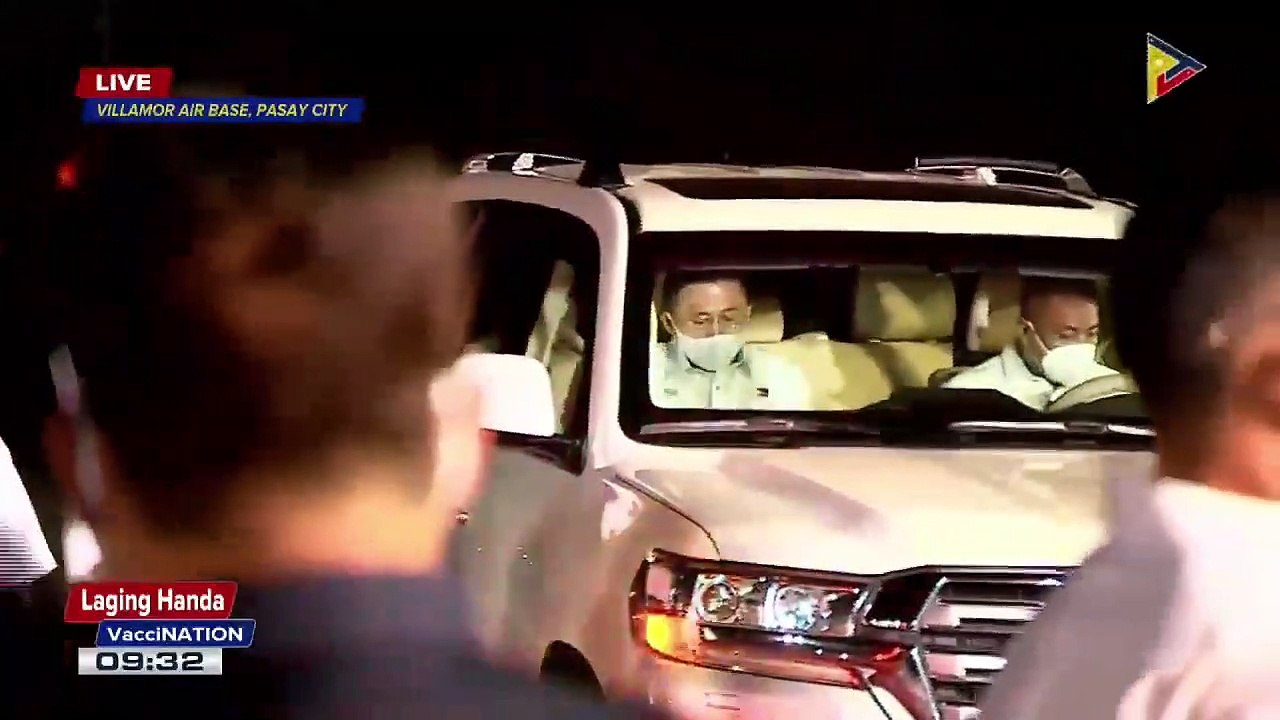 Pangulong Duterte, dumating na sa Villamor Air Base para tingnan ang AstraZeneca vaccines