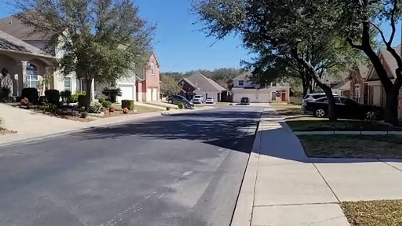 Un monster truck avec un drapeau américain géant