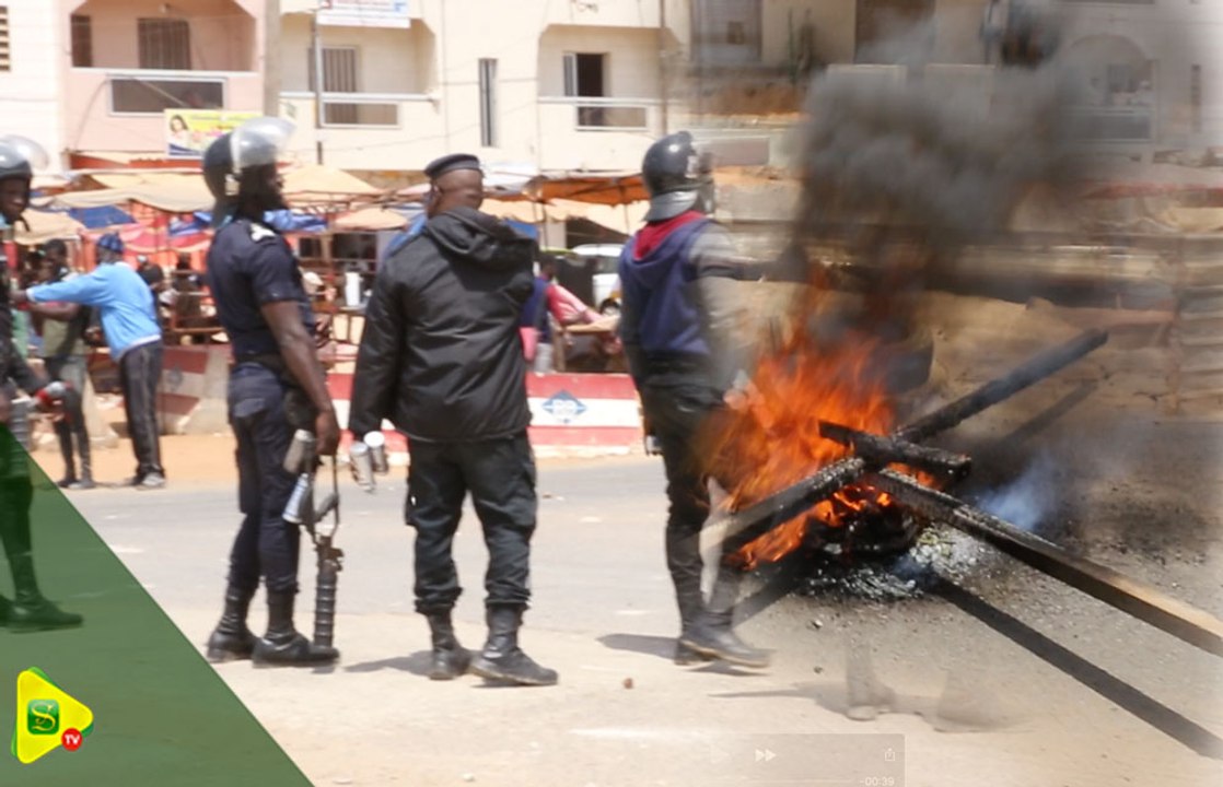 Arrestation de Sonko - Guédiawaye : Les images des milliers d'élèves qui ravagent tout sur leur passage