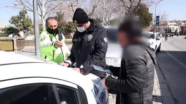 KONYA - Maske takmadığı için ceza kesilmesine sinirlenen vatandaşa, polis maske hediye etti
