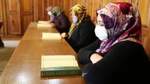 Kadınlar, Şahinbey'in kurslarında Kuran-ı Kerim okumayı öğreniyor