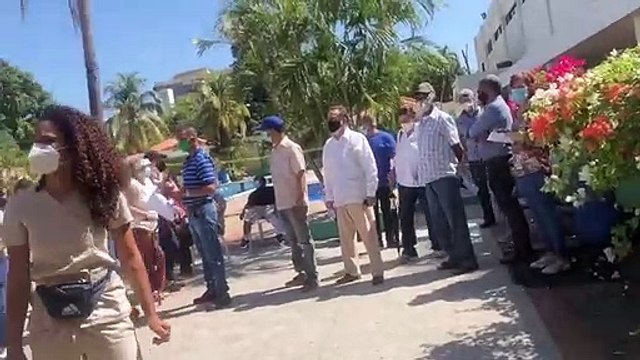 Colegio Médico abarrotado de personas a la espera de vacunas