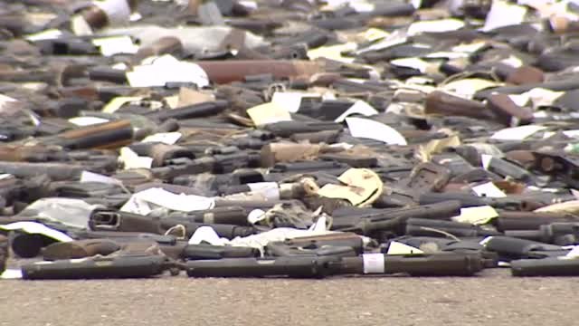 Una apisonadora aplastando armas, imagen de la derrota democrática al terrorismo de ETA y los GRAPO