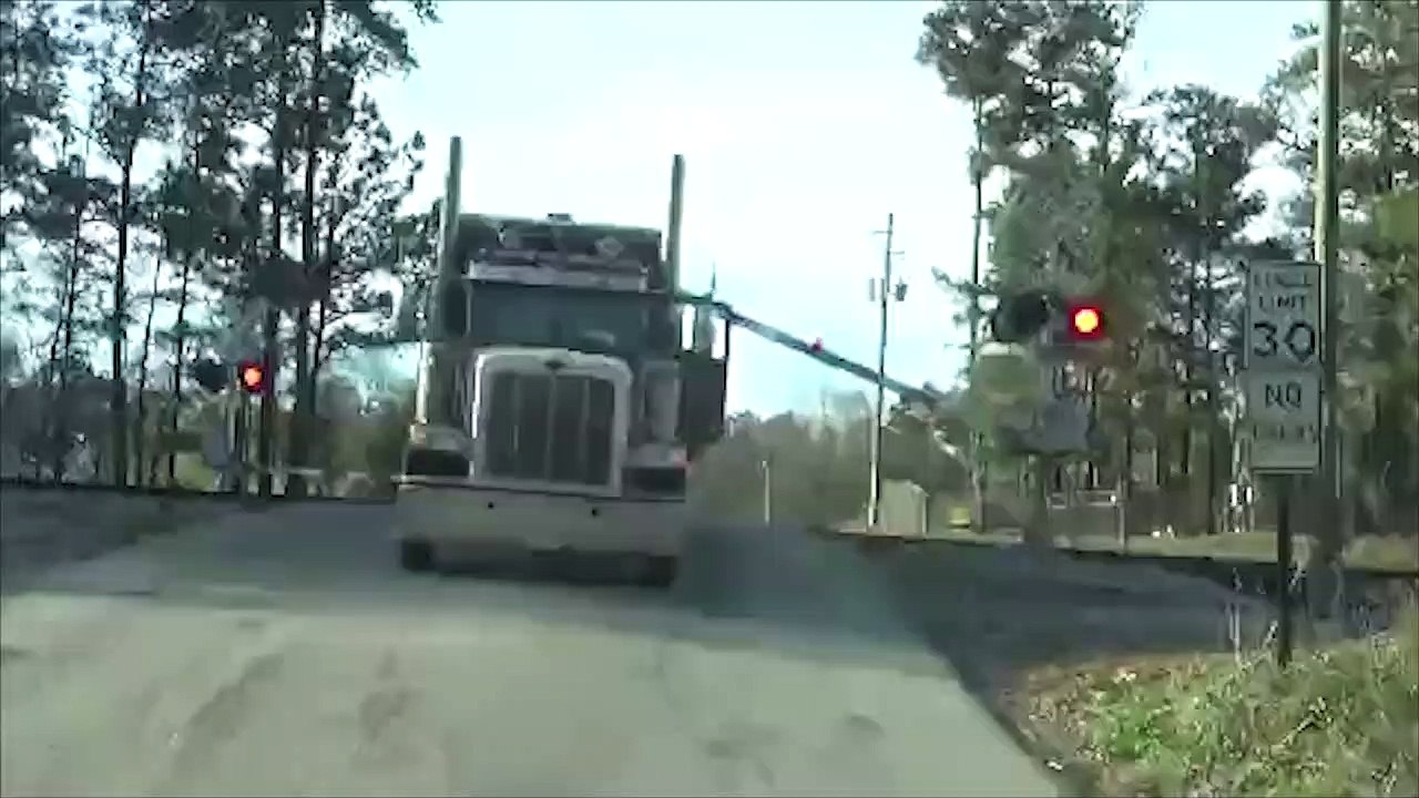 Tren hemzemin geçitteki TIR'ı ortadan ikiye böyle böldü!