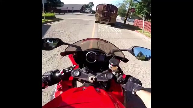 Ce conducteur percute un motard à l'arrêt mais celui-ci compte bien prendre da revanche