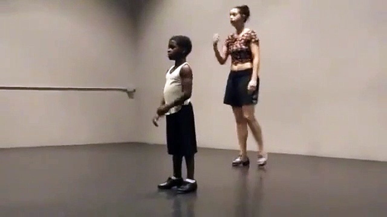 Cet enfant est un génie des claquettes... Bluffant