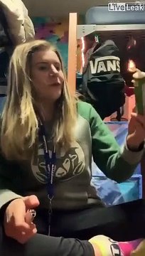 Elle allume un feu d'artifice dans sa chambre... Mauvaise idée