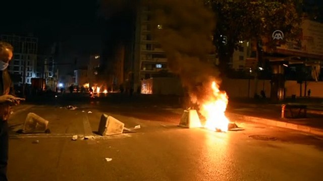 BEYRUT -Lübnan'da hayat koşulları ve doların yükselmesine karşı protestolar üçüncü gününde devam ediyor