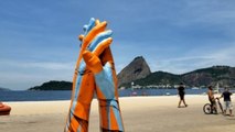 Unas enormes manos unidas festejan los contactos tras la pandemia en Río de Janeiro