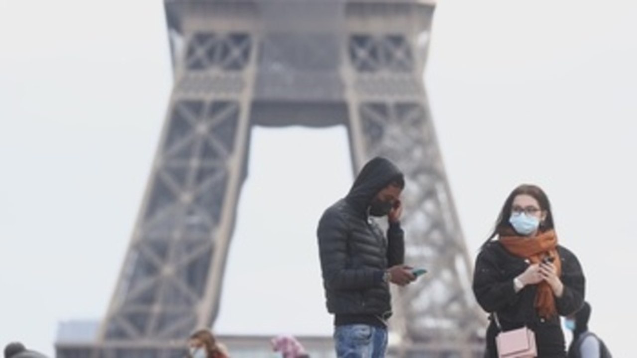 Francia endurece restricciones pero sortea de nuevo un confinamiento general