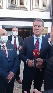 Mustafa Sarıgül'ün partisi için yazılan şarkıyı dinlerken yaptığı hareketler gündem oldu