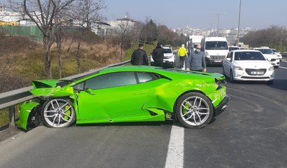 Trafikte slalom yapınca milyonluk aracı bu hale getirdi