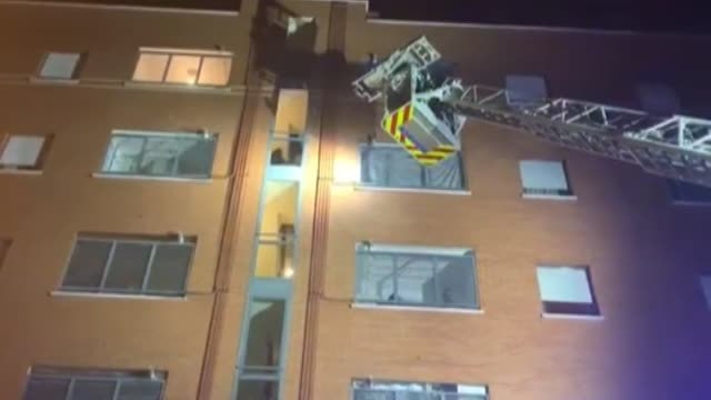 Herido muy grave un hombre de 56 años en el incendio de su vivienda en Madrid