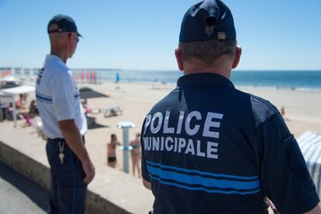 En plein couvre-feu, un joggeur part à la nage pour échapper aux policiers