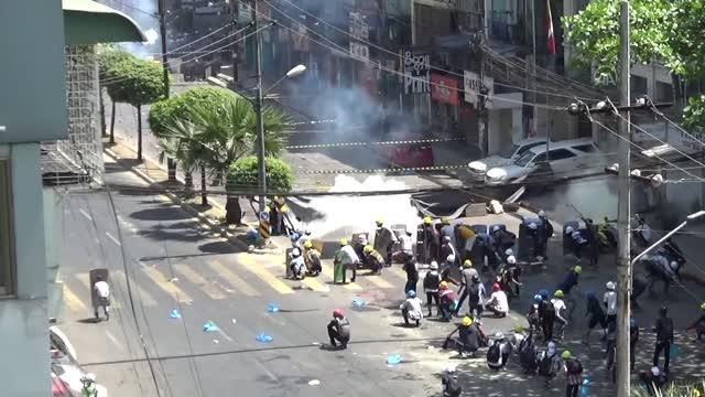 Myanmar'da protestocular, güvenlik güçlerinin kanlı müdahalesine rağmen yeniden sokaklarda