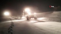 Yoğun kar nedeni ile yolu ulaşıma kapanan köyde doğum sancıları tutan kadın ekiplerce kurtarıldı