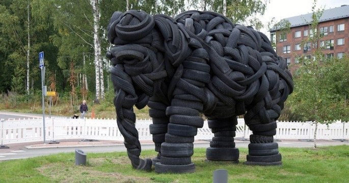 Cette sculpture d'un éléphant géant est entièrement réalisée avec des pneus  et de l'acier recyclés - Vidéo Dailymotion