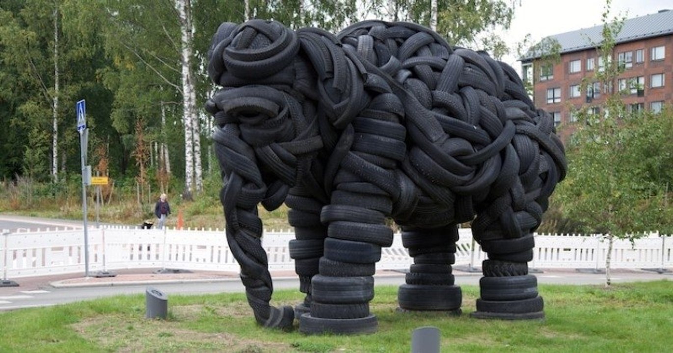 Cette sculpture d'un éléphant géant est entièrement réalisée avec des pneus et de l'acier recyclés