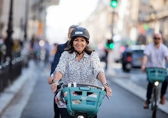 Anne Hidalgo veut faire disparaître… 70 000 places de parking à Paris