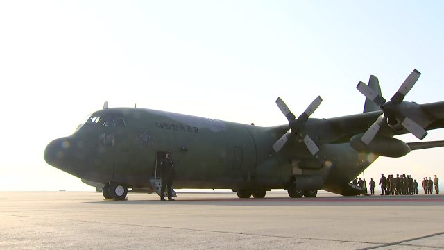 군수송기 첫 투입 백신 수송...'AZ백신 트럭' 통째 제주도로 / YTN