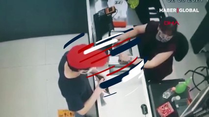 Silahlı soygun yapan rahip kamerada