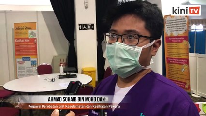 Proses vaksinasi berjalan lancar, cuma ada satu staff panik (1)