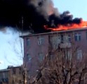Eyüpsultan'da izolasyon yapılan binanın çatısı alev alev yandı