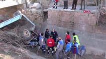 AKSARAY Kanala düşen traktör sürücüsü kurtarıldı