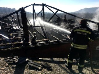 Mutfakta başlayan yangında ev küle döndü