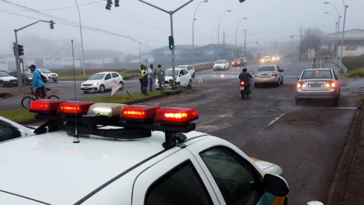 Veículos se envolvem em colisão na Avenida Rocha Pombo