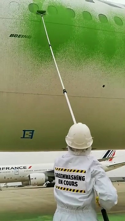 Des membres de Greenpeace ont partiellement repeint en vert ce matin un avion Air France stationné à l'aéroport Paris-Charles-de-Gaulle à Roissy - VIDEO